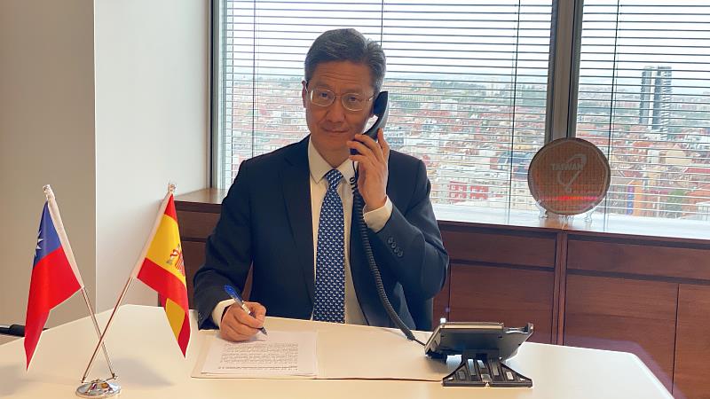 張副代表接受「訊息廣播電臺」(Informa Radio)專訪照片 (2)