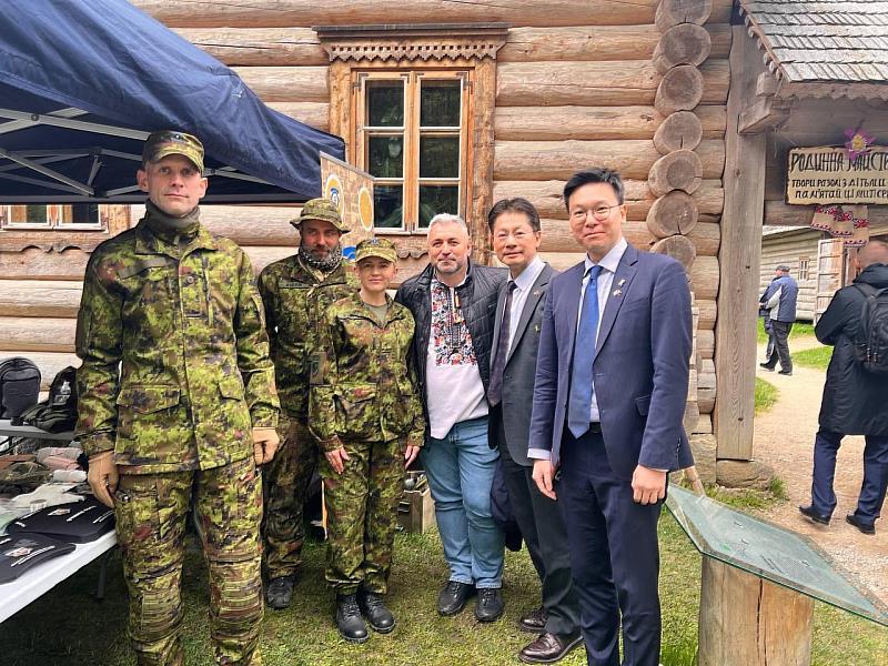 林秘書長參觀愛沙尼亞防衛聯盟（Defense League)展示軍事裝備、器材