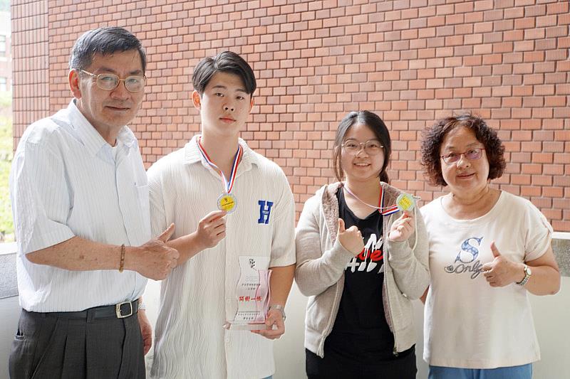 大葉大學企管系曾宇正同學(左二)感謝老師和陳謁蓁學姐(右二)協助準備比賽