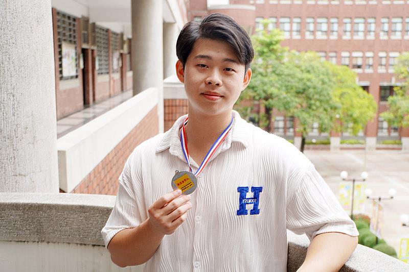 大葉大學企管系曾宇正同學在中區管理個案競賽獲頒最佳企管人