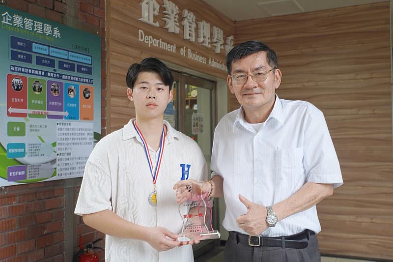 大葉大學企管系鄭焜中老師(右)恭喜曾宇正同學獲獎(左)