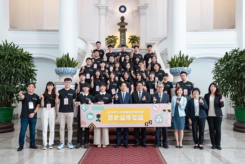 本校公共衛生學系三年級廖亭貽同學與全國獲獎志工團隊至總統府接受賴清德總統親自接見與公開表揚（圖片來源：總統府網路相簿）。