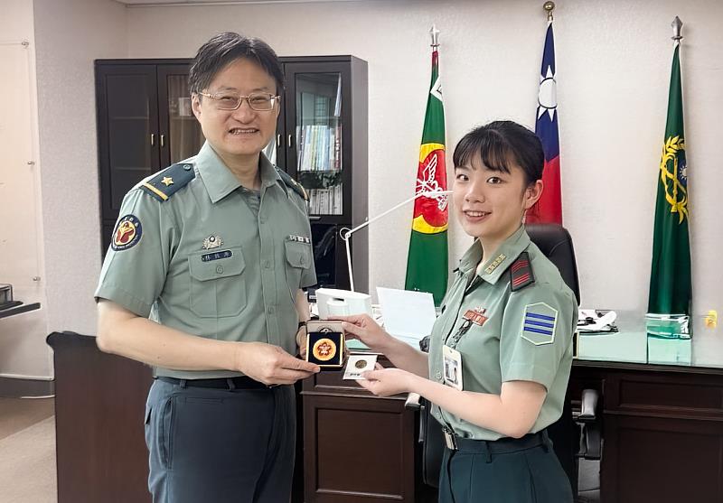 校長林致源少將特別接見廖亭貽同學，除表達祝賀之意外，也肯定其代表本校獲獎的榮耀，並勉勵學生持續秉持服務初心，深入人群、發揮專業，為社會帶來更多正向影響（國防醫學院提供）。