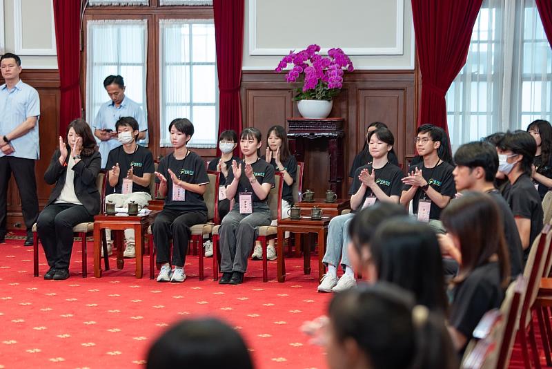 本校公共衛生學系三年級廖亭貽同學與全國獲獎志工團隊至總統府由賴清德總統親自接見與公開表揚（圖片來源：總統府網路相簿）。