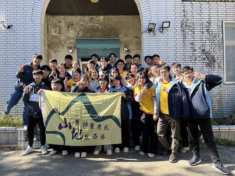 本校山服社近年服務重點放在新竹縣尖石鄉之抬耀與馬里光部落，透過定點義診、家訪巡診、衛教推廣、兒童課輔與農務協助等方式，長期回應當地醫療資源不足與隔代教養等結構性問題（國防醫學院提供）。