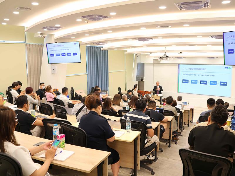 臺師大文青變科技教父,許勝雄睽違60年重拾教鞭當東海教授,以數理思維闡釋經營邏輯,讓學生理解企業運作背後的科學與哲學。