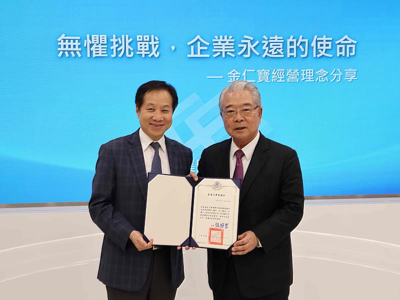 臺師大國文系畢業的金仁寶集團總裁許勝雄，當年接受師資培育，卻選擇棄筆從商，首次接受東海大學校長張國恩（左）開設有學分的高階管理課程。