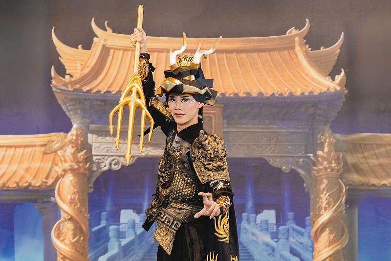 《齊天大聖鬧龍宮》男主角，霸氣龍王現身端午活動，為大家點雄黃。