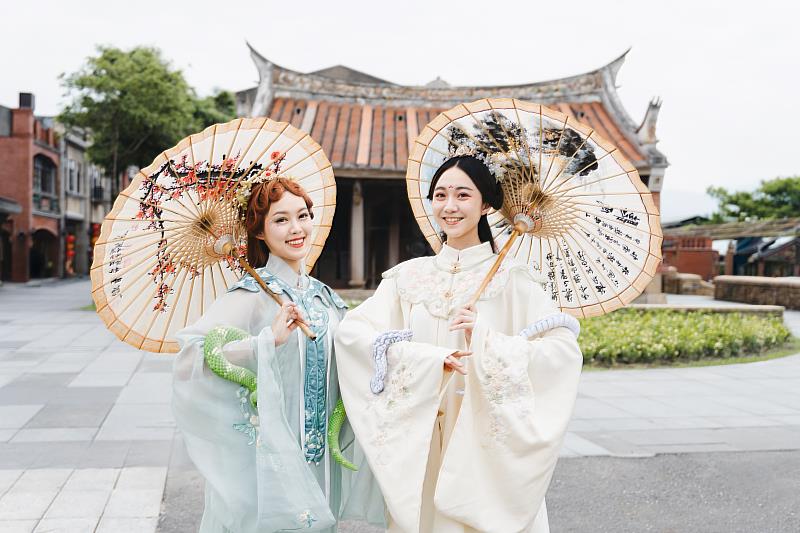 來傳藝過端午，與青蛇、白蛇在園區驚喜相遇