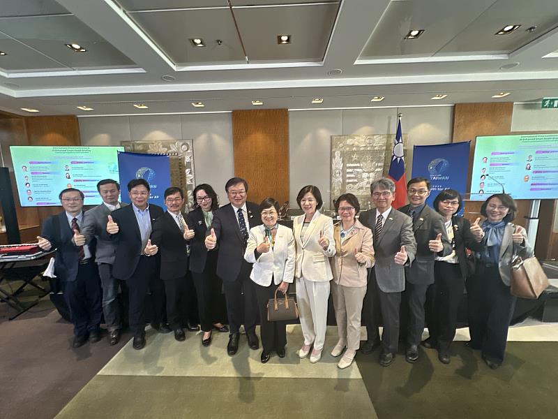 僑務委員會委員長徐佳青(中)、衛福部部長邱泰源(左6)、立法委員王育敏、王正旭、劉書彬及臺灣世衛行動團合影