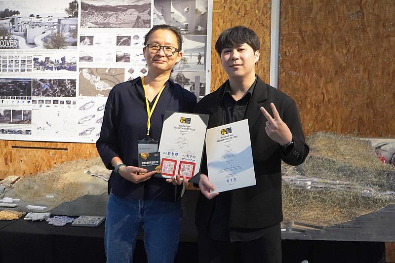 大葉大學空設系章順敏老師(左)指導莊振彬同學(右)榮獲金點新秀設計獎