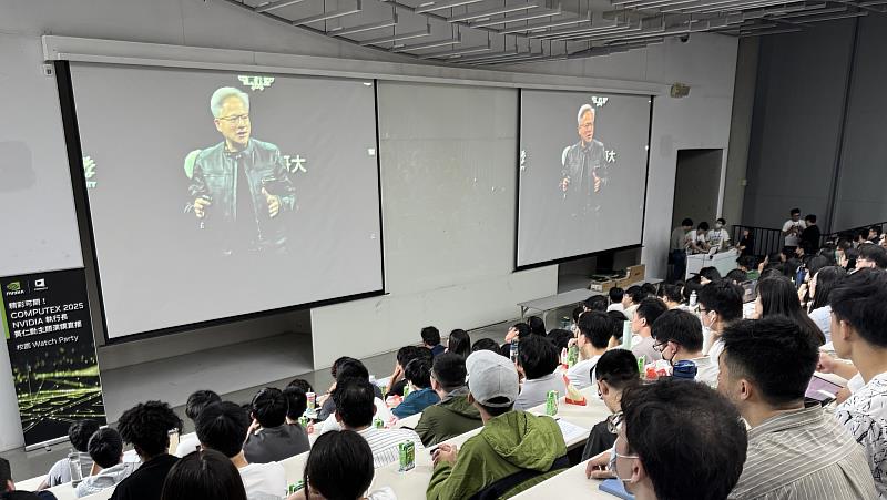 NVIDIA創辦人暨執行長黃仁勳於COMPUTEX 2025的主題演講活動，師生熱情參與
