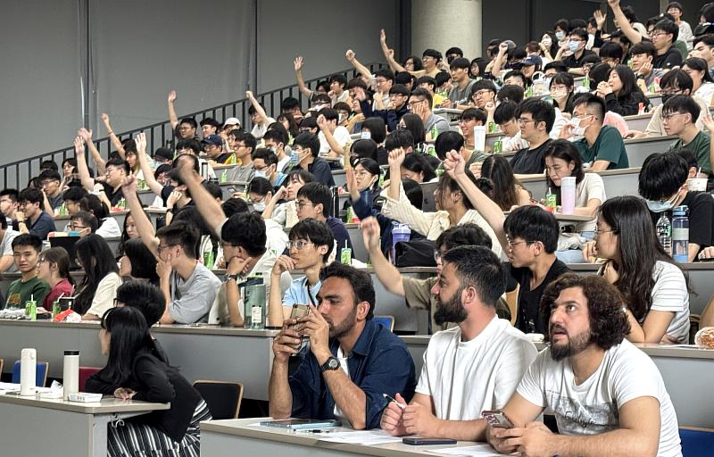 NVIDIA創辦人暨執行長黃仁勳於COMPUTEX 2025的主題演講活動，師生熱情參與