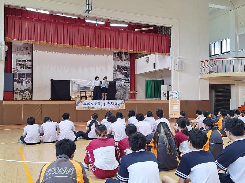 學生們認真觀賞蘋果劇團帶來的精彩演出