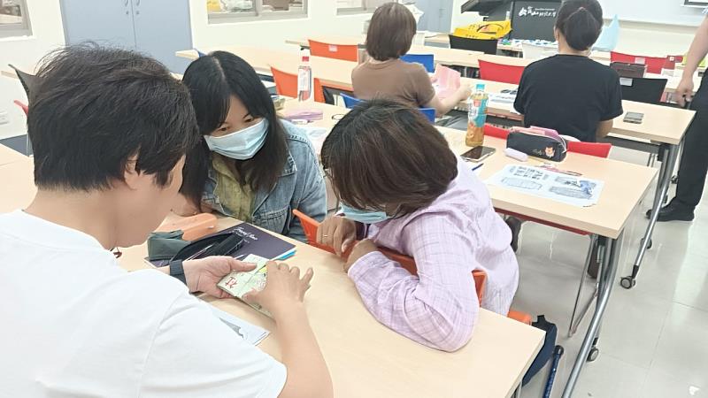 學員透過環保桌遊進行互動與交流