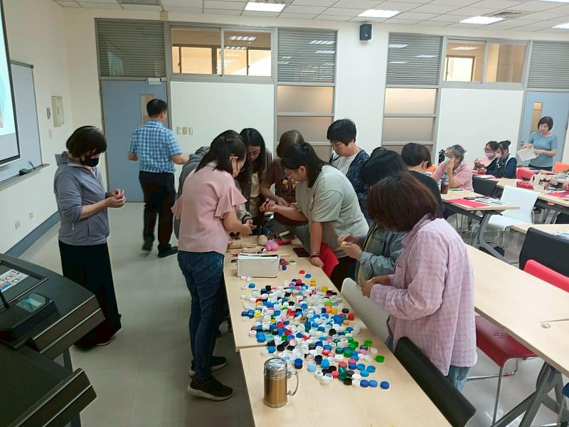 學員尋找環保材料製作桌遊