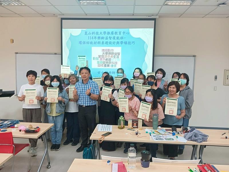 樂活學程開設「樂齡益智復能班」，全體合影