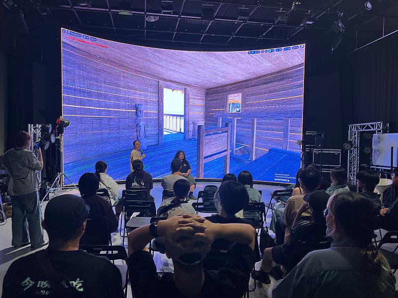 鍾瓊婷現場示範，讓師生體驗影棚光影與虛擬場景的協同運作