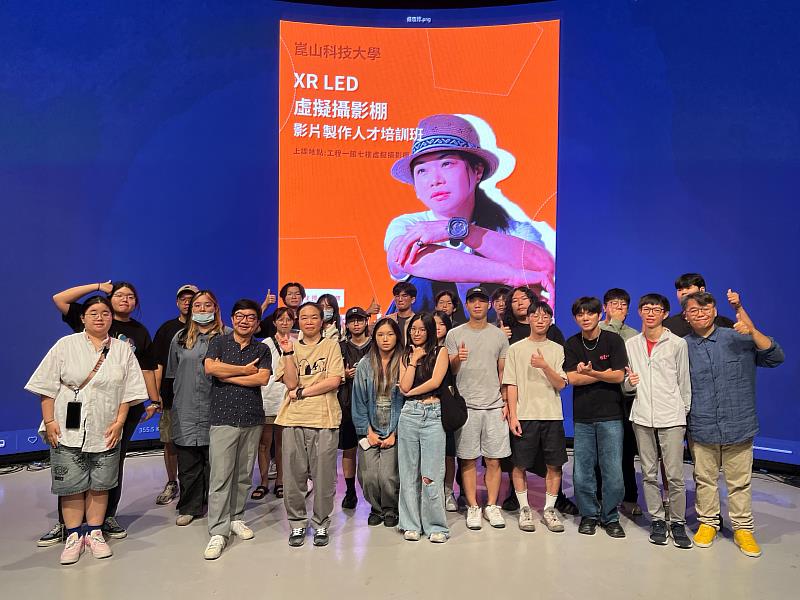 視訊系邀金鐘首位獲獎女性燈光師鍾瓊婷蒞校分享實務技術，全體合影