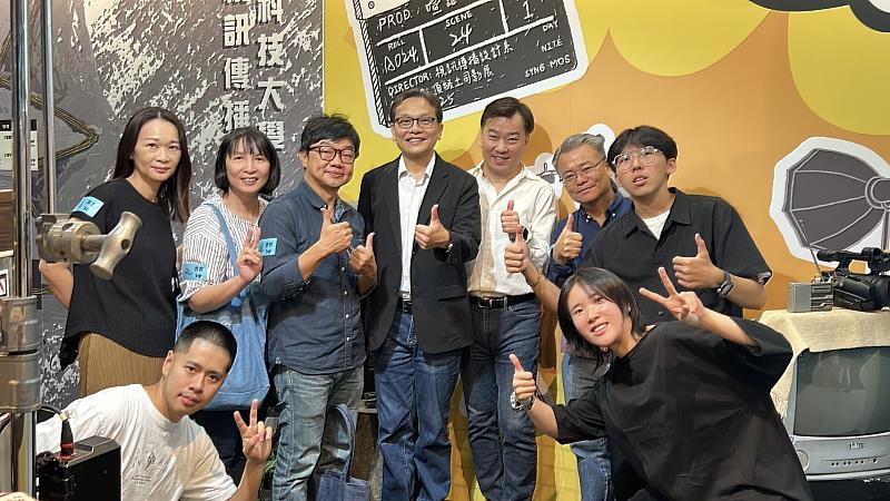 (後排右3起)李天祥校長、鐘俊顏副校長、視訊系曹源峰主任等師長親臨放視大賞會場，給予學生鼓勵
