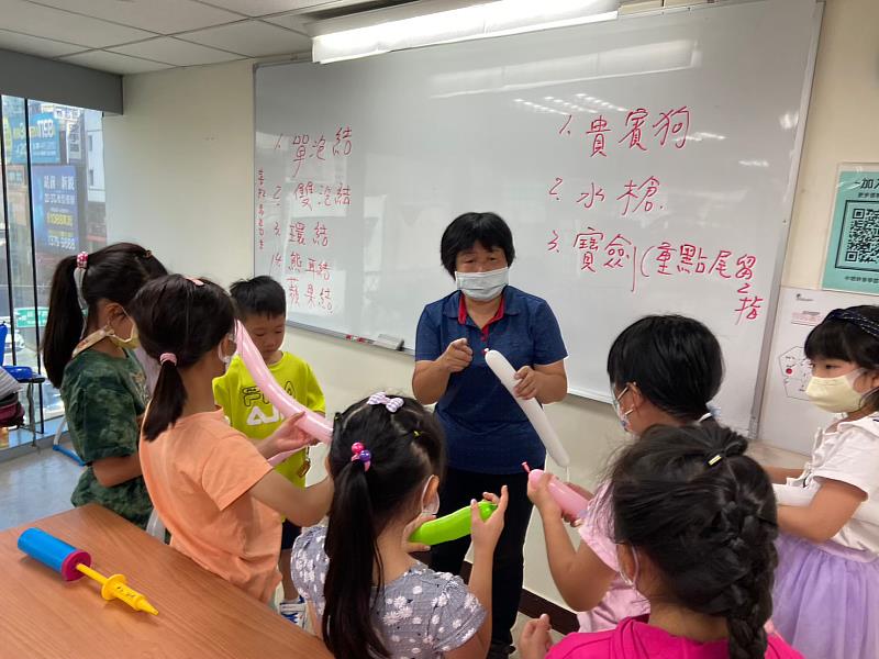 引導孩童們玩氣球藝術,提升手部靈活度