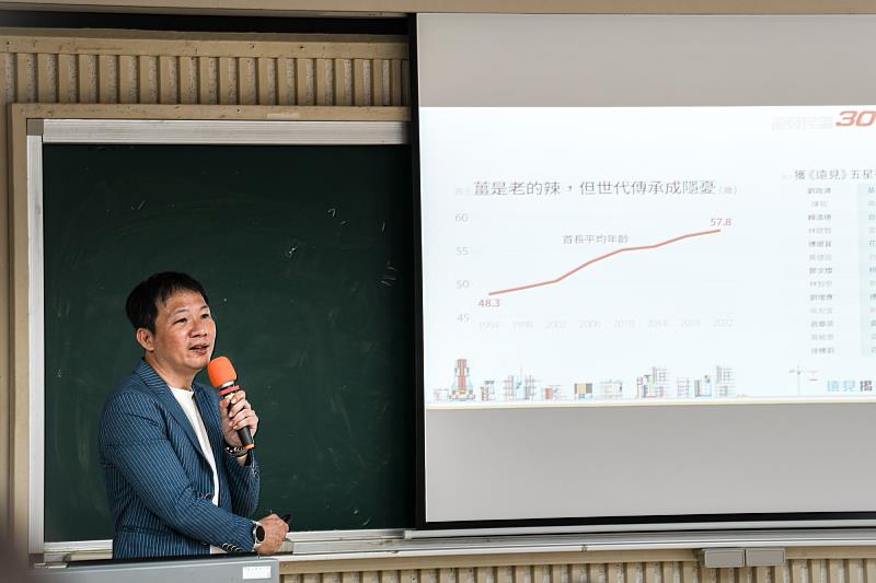 李建興副社長透過照片、數據與案例，搭配現場問答，向南大師生深入剖析媒體如何協助地方掌握民意趨勢、推動政策倡議