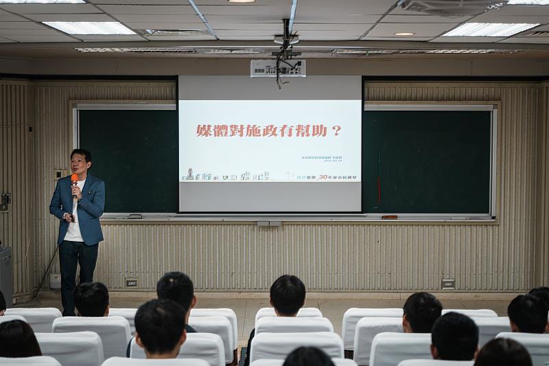 李建興副社長向南大學生分享《遠見雜誌》如何透過內訓課程與獎項制度，協助地方政府強化治理知識與策略思維