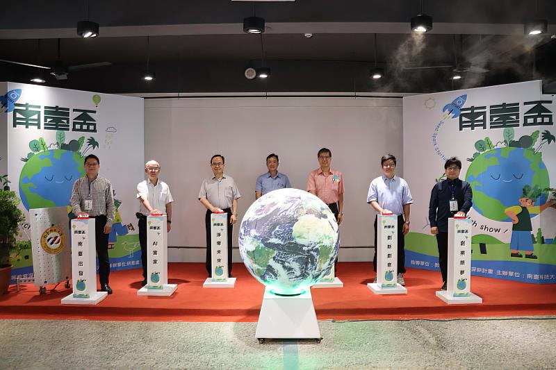 產官學齊聚！南臺科大三創競賽開幕，共育校園創新創業生態圈。國家科學及技術委員會南部科學園區管理局投資組-上官天祥組長(左一)、南臺科技大學研發長郭聰源(左二)、南臺科大副校長周德光(左三)、南臺科技大學黃能富校長 (中間)、南臺科大副校長王振乾(右三)、創新創業育成中心陳宥任(右二)、財團法人工業技術研究院產創事業發展部李其衡副組長(右一)。