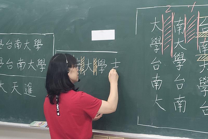 張麗蓮老師為南大學生示範字距與行距技巧
