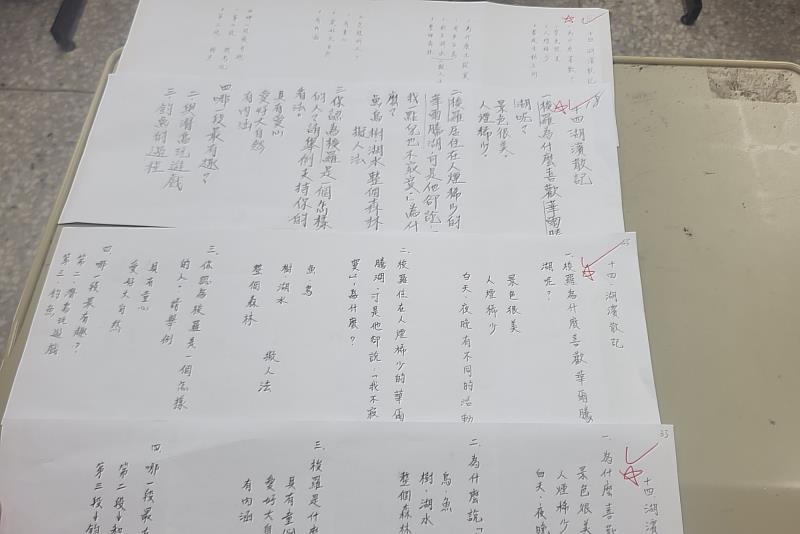 張老師逐一審閱南大同學們的書寫成果，提供具體建議