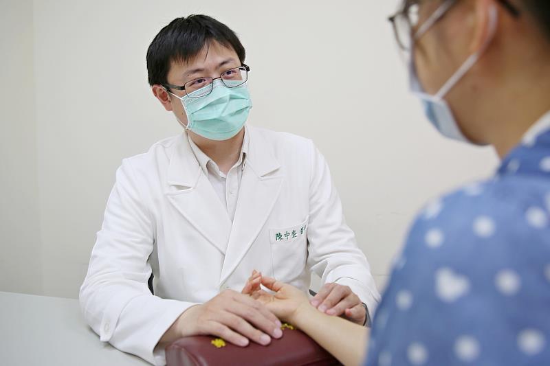 花蓮慈濟醫院中醫預防醫學中心副主任陳中奎醫師提醒民眾,在氣溫上升、濕氣加重的時節,應適時調養身體,預防不適,維持健康。