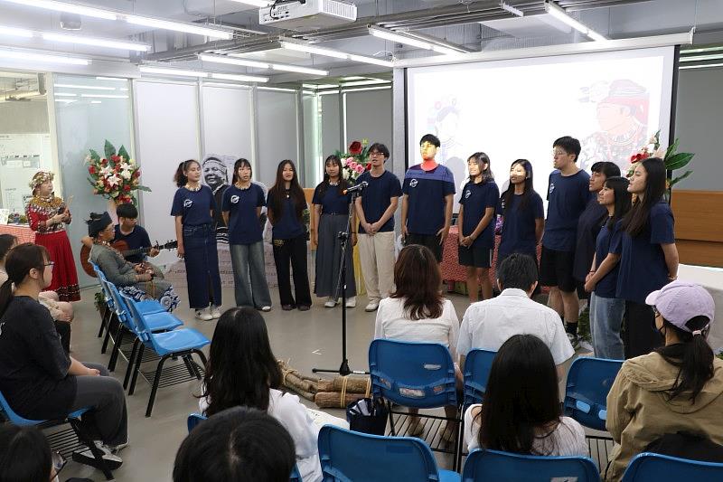 原住民族青年社婀魯社演唱「uiljanaluwan排灣族古謠」祝福歌曲。