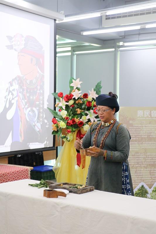 來義鄉文樂部落Pulingaw(靈媒)為活動及學校做Palisi祈福。