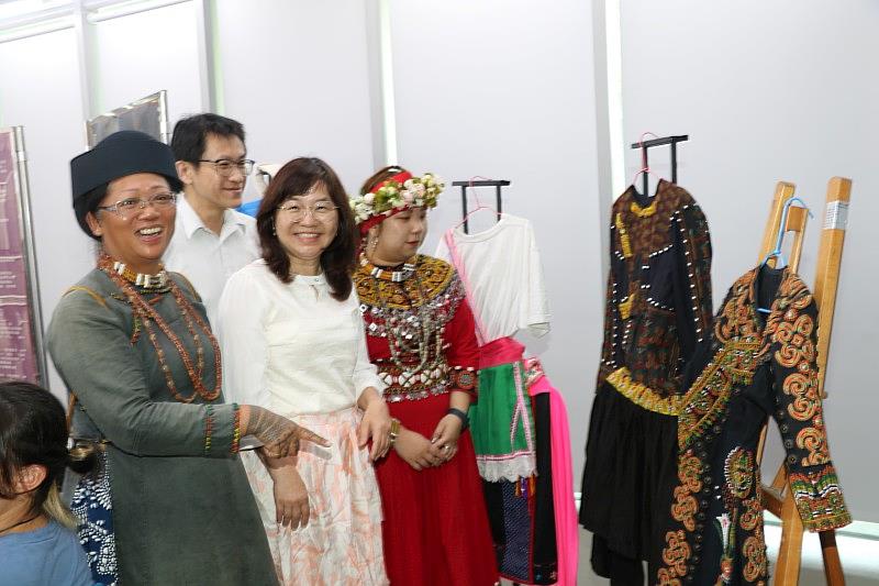 林孟亮學務長在部落Pulingaw(靈媒)陪同參觀原民文化週靜態展覽傳統文化特色。