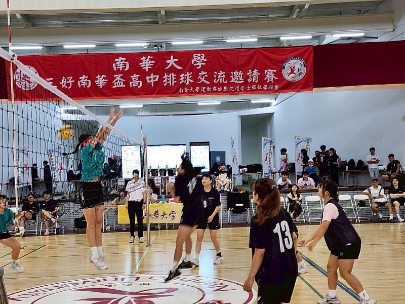 南華大學舉辦三好南華盃高中排球交流邀請賽，圖為女子組競賽。