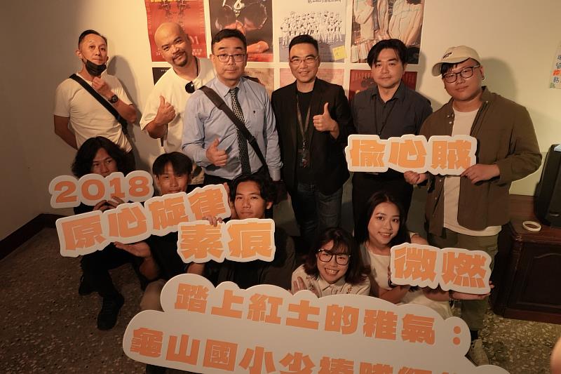師生於會場作品前合影