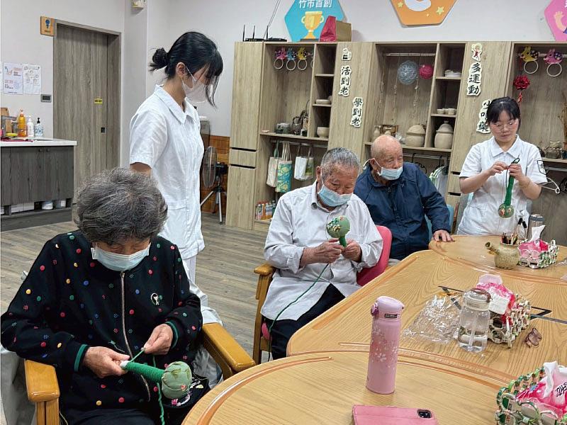 護理系學生與社區長者一同製作艾草槌