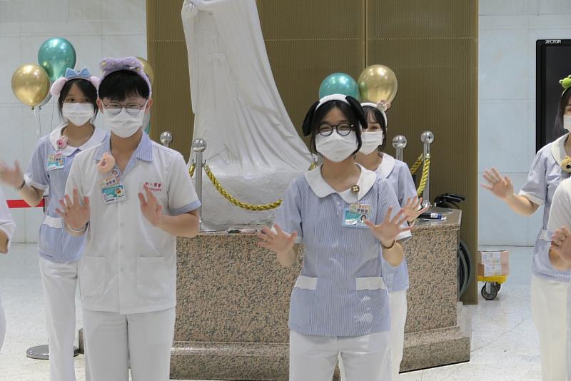 營養師做社區民眾健康宣導。