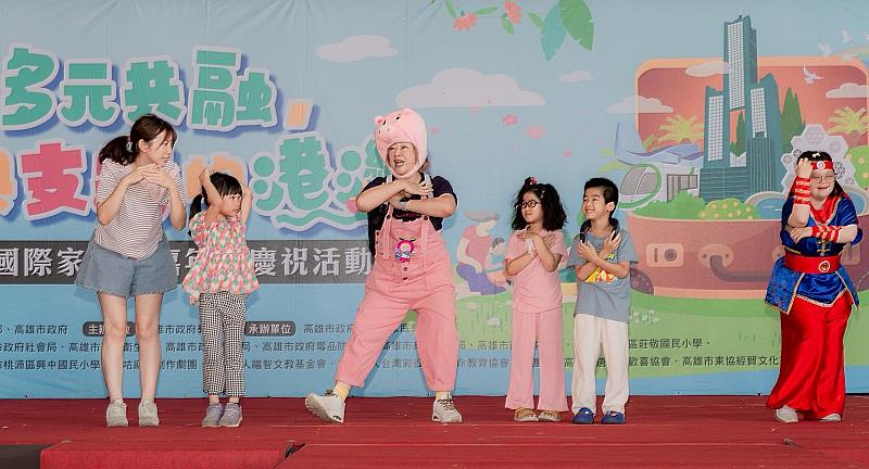 麻咕麻酷創作劇團帶來歡樂的音樂互動演出，結合故事與歌唱，引領親子一同參與，現場氣氛熱鬧溫馨，為活動增添滿滿活力。