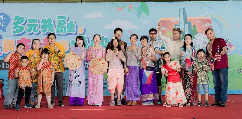 來自印尼、越南、柬埔寨、菲律賓與馬來西亞的新住民家庭盛裝登場，攜手展演各國傳統服飾與文化風采，展現多元文化交融的美麗樣貌，也象徵家庭間緊密連結與文化共融的深刻意義。
