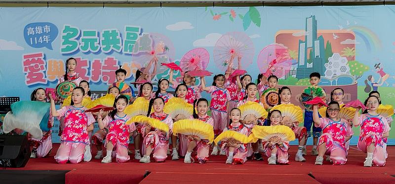 三民區莊敬國小合唱團以清亮的歌聲演唱多首動人客家曲目，展現音樂實力與團隊默契。學生們投入的演出為現場帶來溫暖與感動，也展現學校對藝術教育的重視與耕耘成果。