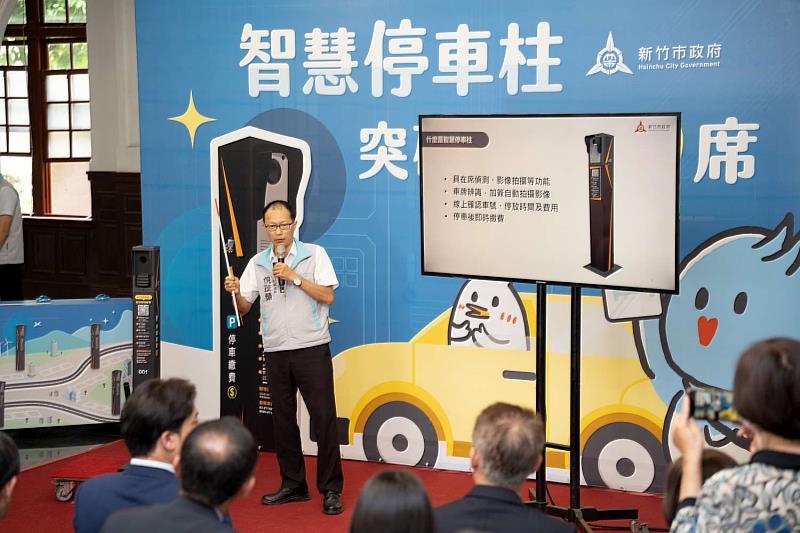交通處長倪茂榮進行智慧停車柱簡報。