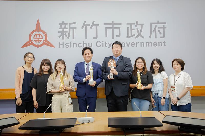 「2025新竹市兒童遊藝節」獲4座國際大獎，邱臣遠代理市長於市務會議中表揚給予肯定。