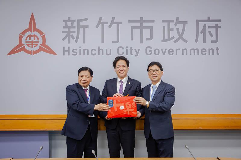 邱臣遠代理市長與邱文潛榮譽會長(左)、劉孝超會長(右)合影。