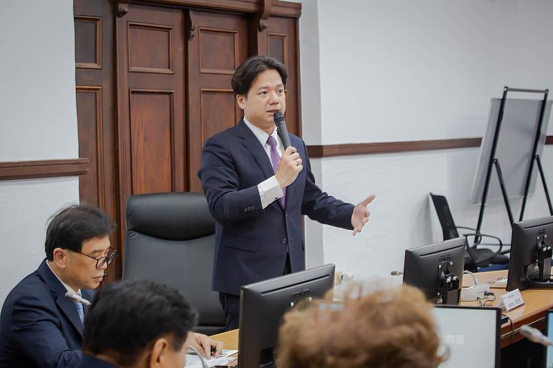 邱臣遠代理市長致詞,盼持續打造友善投資環境。