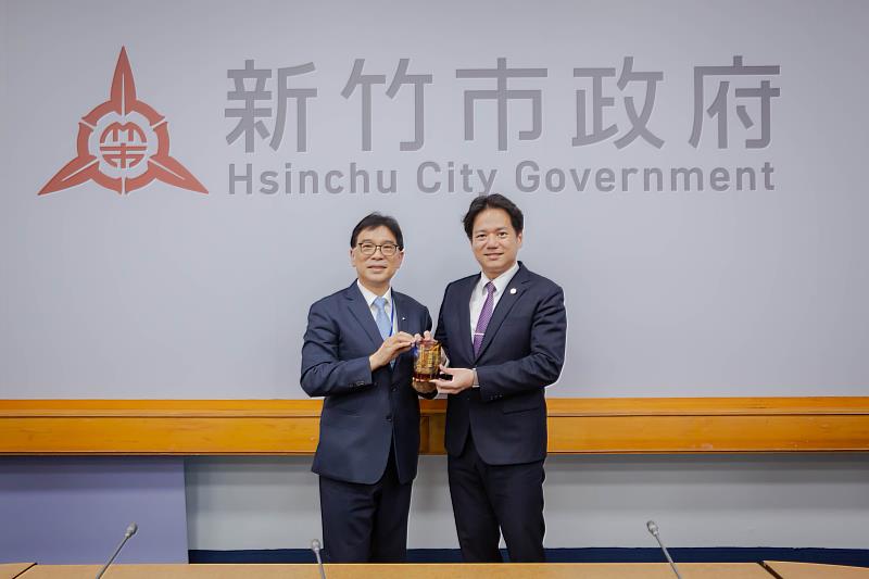 邱臣遠代理市長與劉孝超會長合影。