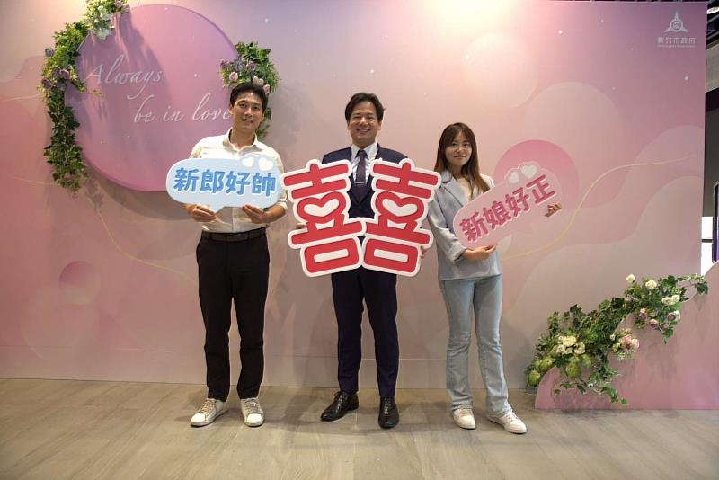 竹市府推出「專屬結婚書約、限定玫瑰、浪漫背板」 邱臣遠代理市長親自展示。
