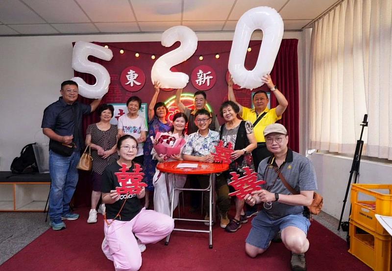 520結婚新人及親友團在東區戶政。