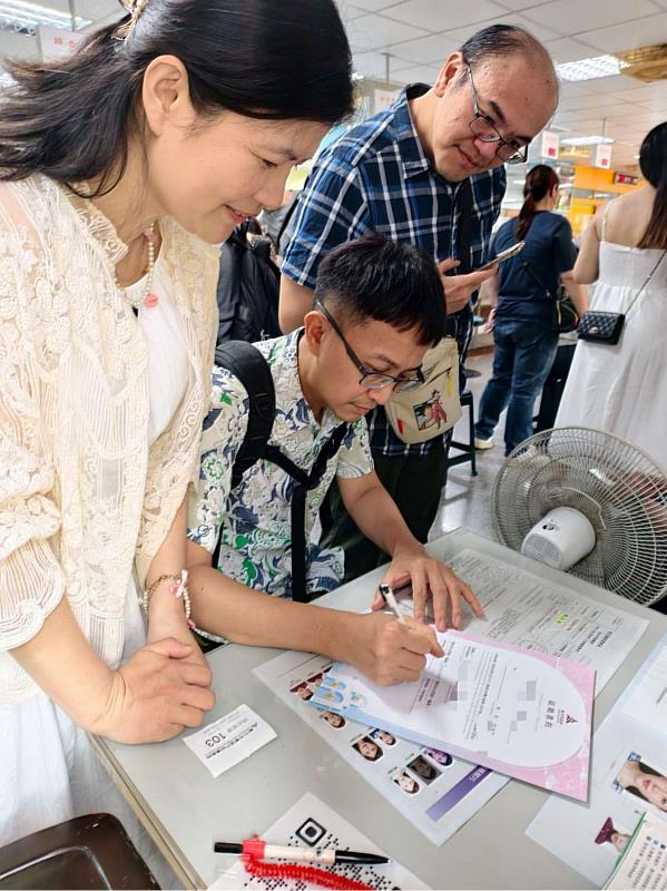520結婚新人填寫新版結婚書約。