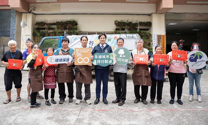 代理市長邱臣遠於端午節前夕致贈環境部提供的農產米及市府加碼準備的「紅米樂禮盒」關懷資收個體戶。